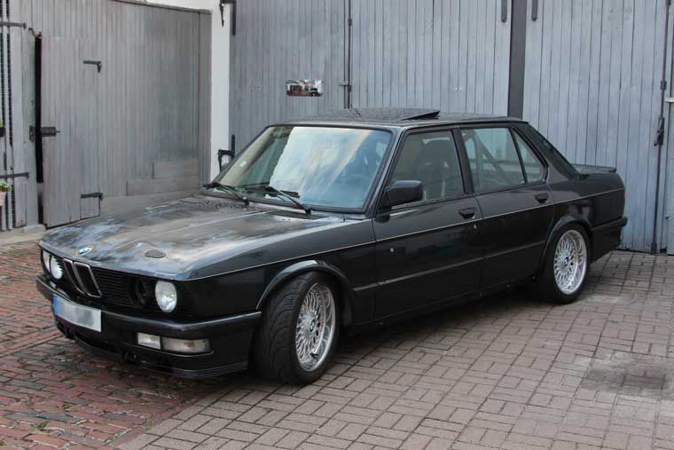 BMW Oldtimer in der KFZ Werkstatt Huübner Dynamics